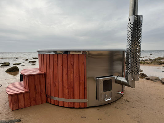 200 cm round fiberglass hot tub with integrated wood-fired heater, wooden steps and natural wood cladding