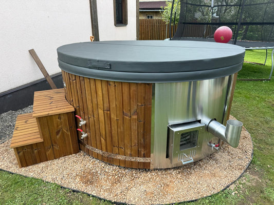 225 cm round fiberglass hot tub with integrated wood-fired heater, thermowood cladding and wooden steps