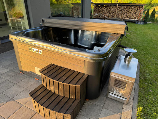 220 x 220 cm square acrylic hot tub with external XL wood-fired heater, WPC cladding and steps